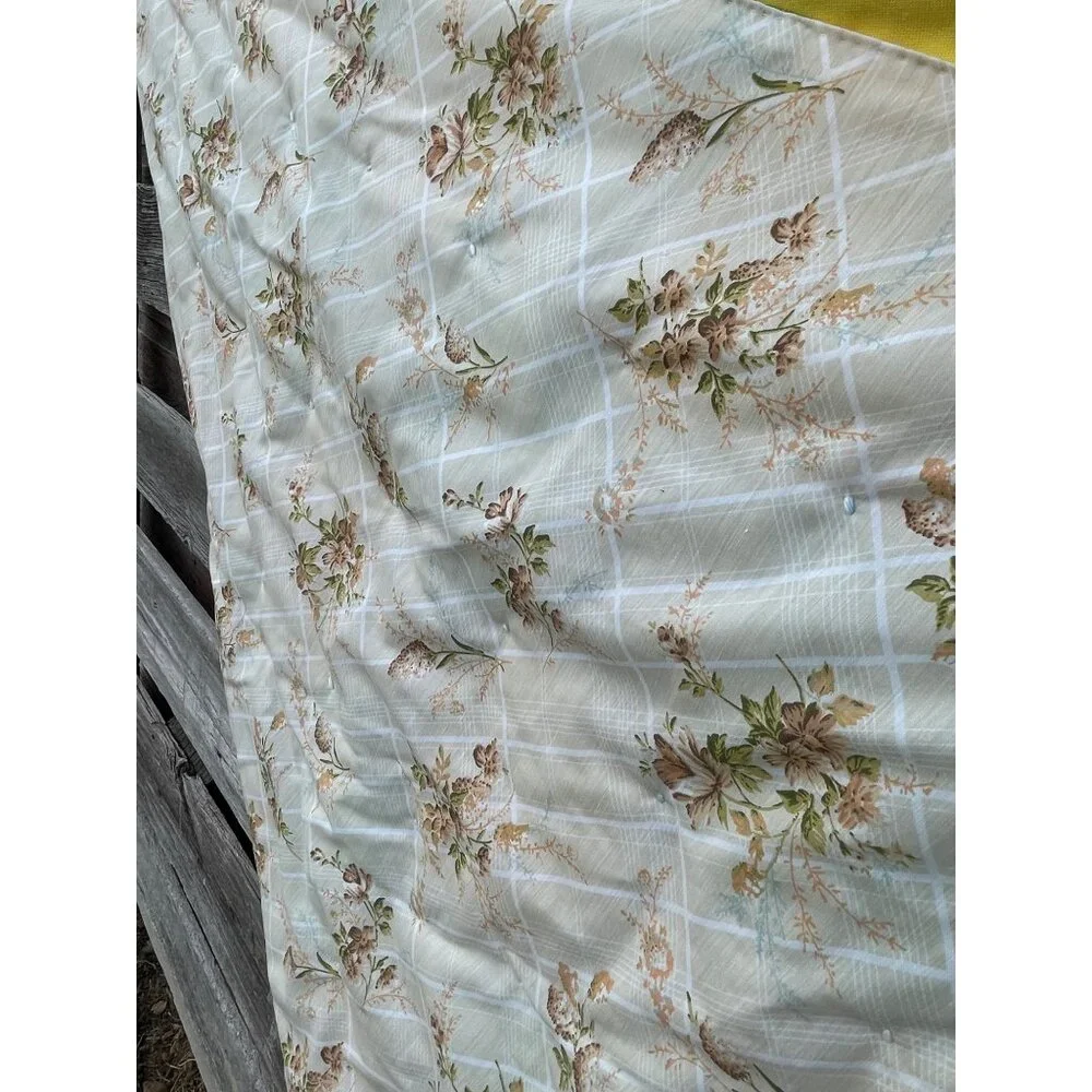 Vintage 1960s Groovy Floral Patchwork Tied Quilt 75x68" - Picture 10 of 16